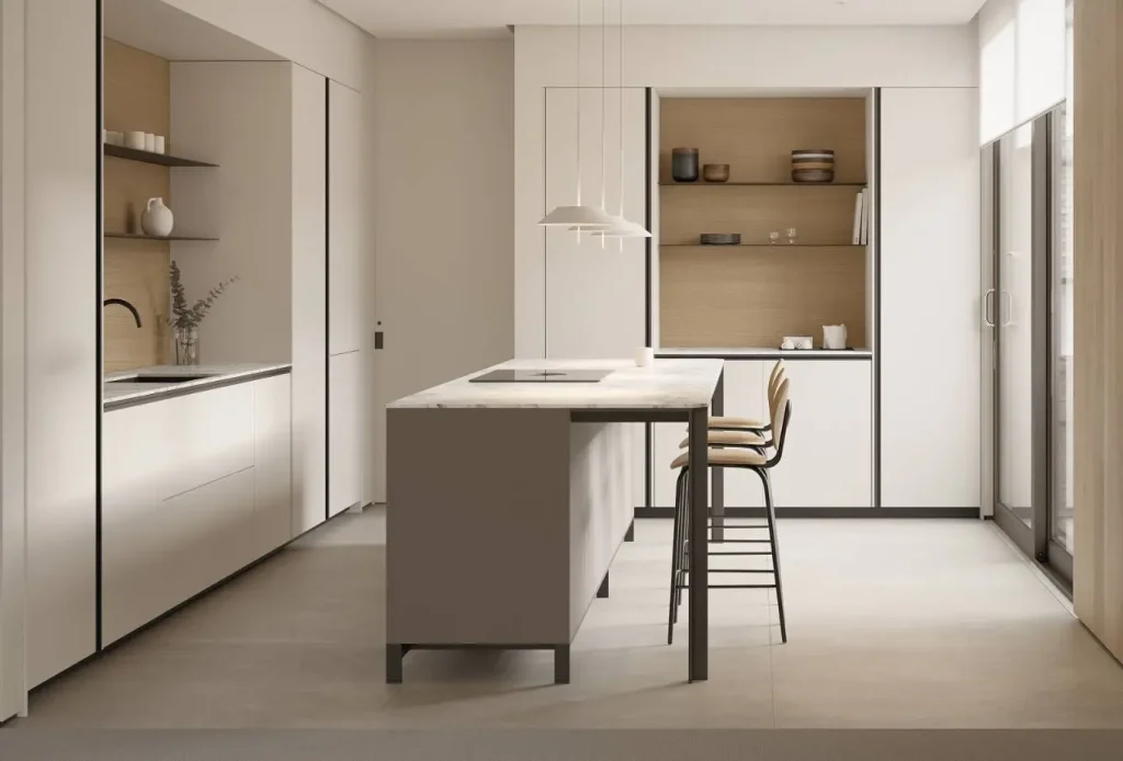 marcas de cocina Dica presenta una cocina minimalista con tonos blancos e isla central