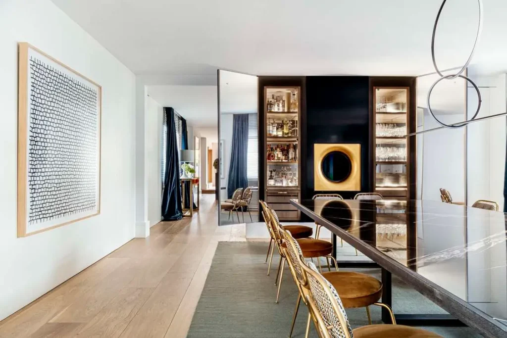 Imagen de salon moderno con mesa de mármol negro reformado por Estudio OTO 