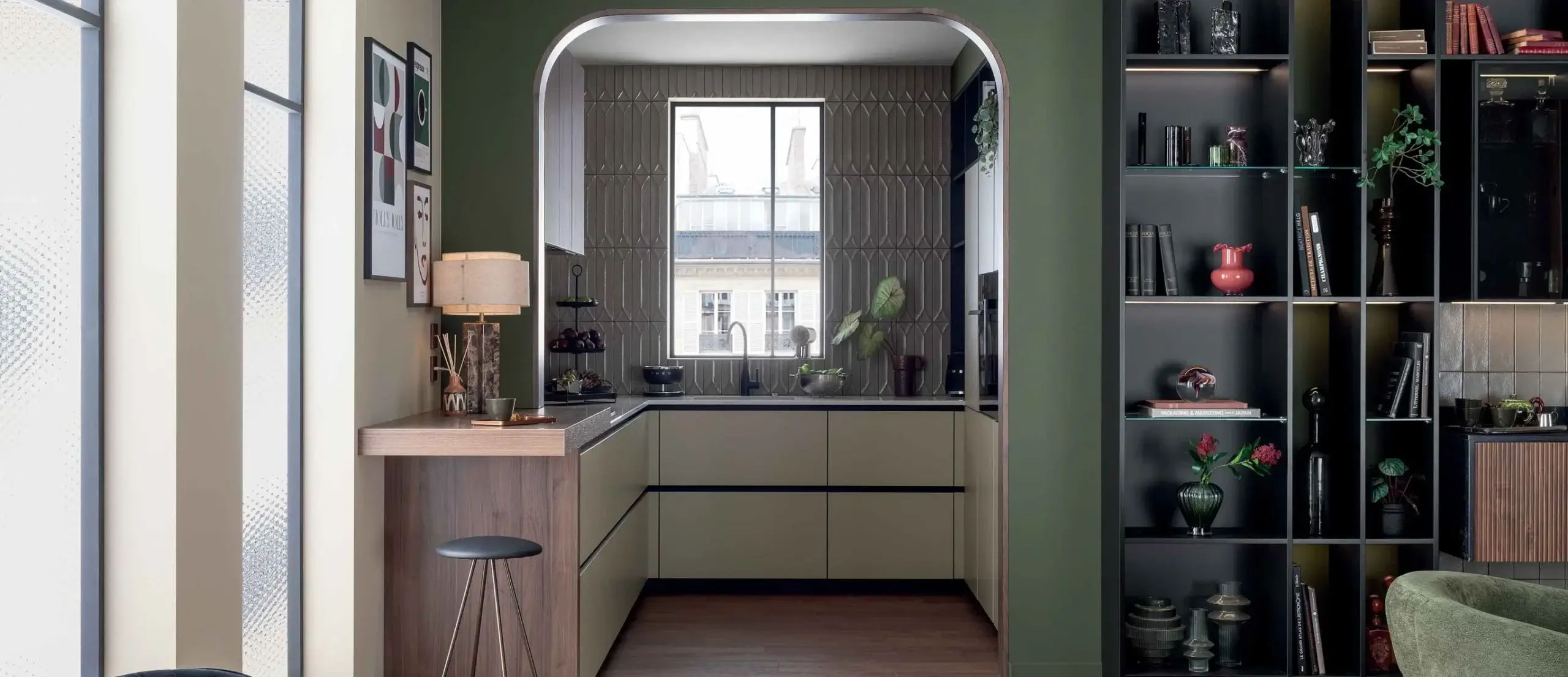 Cocina de la marca Mobalpa con tonos verdes
