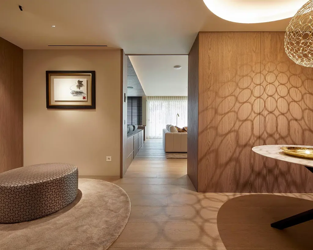 Molins Design Interiorismo realiza reforma de piso con predominio de madera de roble