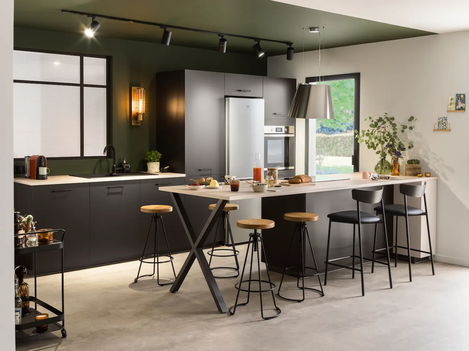 Cocina de la marca SoCoo'c con tonos verdes combinado con muebles negros
